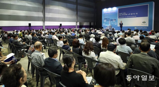 11일 오전 서울 강남구 삼성동 코엑스에서 막을 올린 2018 동아 재테크·핀테크쇼를 찾은 관람객들이 재테크 강연을 듣고 있다. 양회성기자 yohan@donga.com