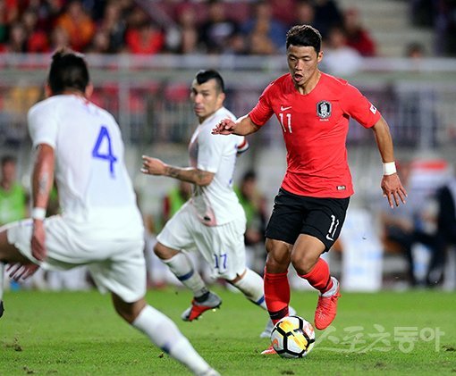 한국 축구대표팀이 11일 수원월드컵경기장에서 칠레(FIFA랭킹 12위)와 평가전을 가졌다. 한국 황희찬(오른쪽)이 칠레 수비를 뚫고 공격하고 있다. 수원｜김종원 기자 won@donga.com