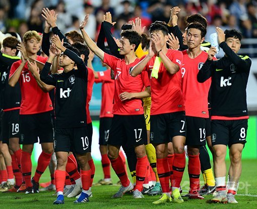 한국축구대표팀 선수들이 11일 수원월드컵경기장에서 열린 칠레와의 평가전을 마친 뒤 축구팬들을 향해 인사하고 있다. 9월에 치른 두 차례의 A매치는 모두 만원 관중의 뜨거운 응원과 함께 성공적으로 끝났다. 스포츠동아DB