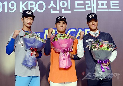 지난 10일 서울 중구 웨스틴조선호텔에서 ‘2019 KBO 신인 드래프트‘가 열렸다. 맨 오른쪽 한화에 지명된 박윤철이 포즈를 취하고 있다. 스포츠동아DB