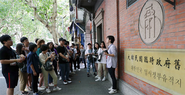 ‘2018 SH 모범학생 해외탐방’에 참석한 고교생들이 4일 중국 상하이시 황푸(黃浦)구에 있는 임시정부 청사 앞에서 당시의 상황을 역사 강사로부터 듣고 있다. SH공사 제공