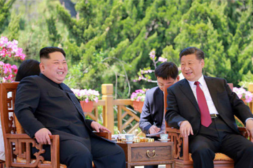 2018년 5월 8일 중국을 방문한 김정은 북한 국무위원장(왼쪽)과 시진핑 중국 국가주석이 랴오닝성 다롄의 휴양지 방추이섬에서 이야기를 나누고 있다. 뉴스1