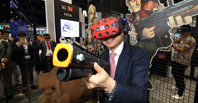 황회장 “VR게임 재밌네요” 황창규 KT 회장이 12일(현지 시간) 미국 로스앤젤레스에서 개막한 ‘모바일월드콩그레스(MWC) 아메리카 2018’ KT 전시장에서 가상현실(VR) 게임 메탈슬러그를 체험하고 있다. KT 제공