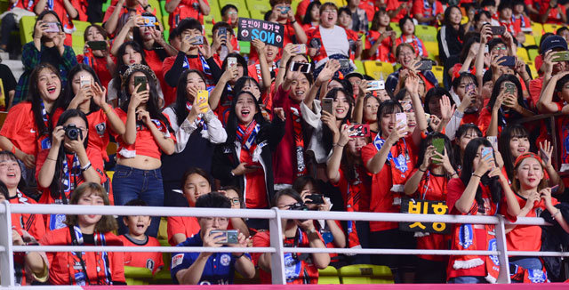 한국축구대표팀 ‘벤투호 1기’의 두 번째 평가전이 열린 11일 수원월드컵경기장에는 만원 관중(4만760석 매진)이 들어차 열띤 응원전을 펼쳤다. 스포츠동아DB