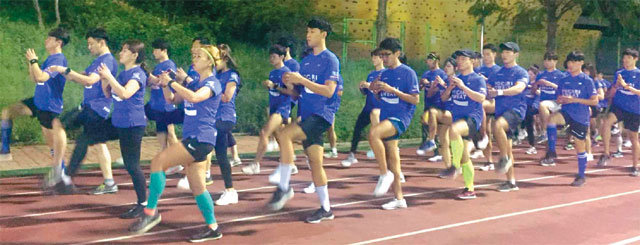 9월부터 운동을 시작한 라이브스웨트 2기 크루들의 1주차 훈련 모습. 서울 강남의 한 공원에서 몸을 푼 이들은 1km를 달리며 10주의 도전을 시작했다. 동아오츠카 제공