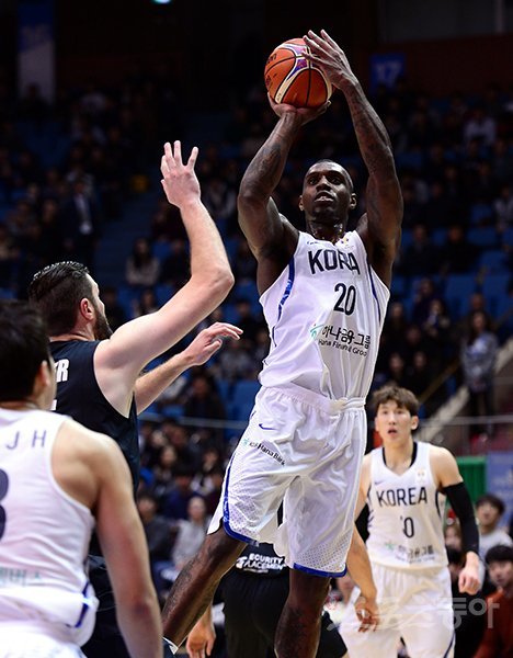 남자농구대표팀의 기둥 라건아가 14일(한국시간) 요르단과의 2019 FIBA 월드컵 아시아-오세아니아 예선 2라운드 1차전에서 골밑을 든든히 지켰다. 사진은 지난 2월 26일 서울 잠실실내체육관에서 열린 2019 FIBA 농구 월드컵에서 라건아의 모습. 스포츠동아DB