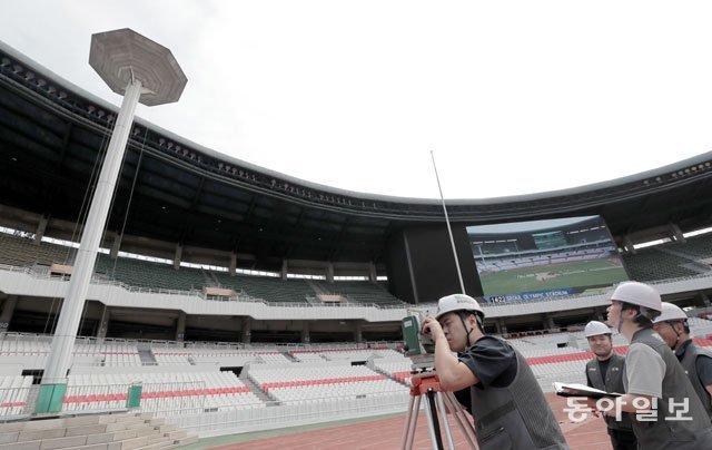 13일 서울 송파구 잠실 주경기장에서 서울시와 산하 체육시설관리사업소, 한국재난연구원 관계자 등이 성화대 안전 점검을 하고 있다. 원대연 기자 yeon72@donga.com