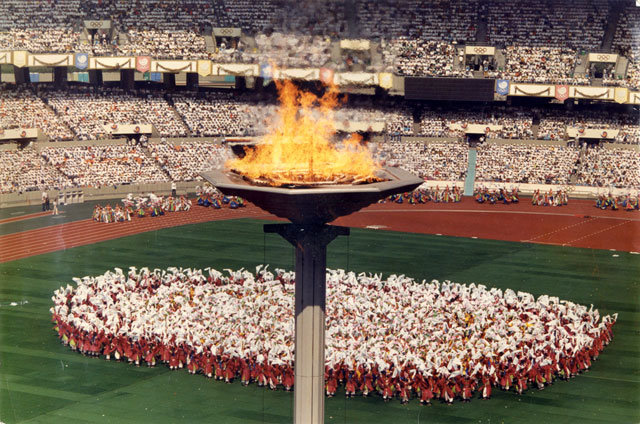 30년 전인 1988년 9월 17일 서울 올림픽의 시작을 알리며 성화가 활활 타오르던 모습.