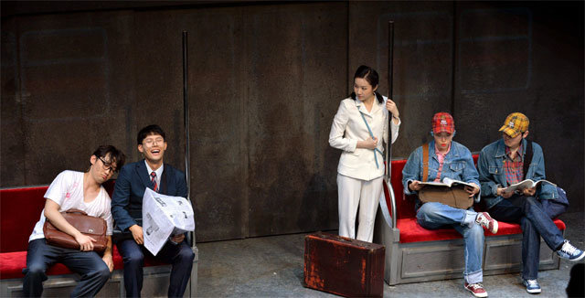 약혼자를 찾아 옌볜에서 온 선녀(장혜민·왼쪽에서 세 번째)는 지하철 1호선을 타고 외환위기 당시 서울의 속살과 서민의 삶을 들여다본다. 학전 제공