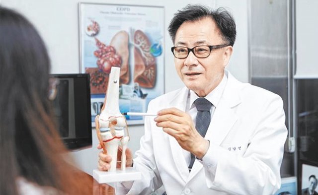김남선 영동한의원 원장이 환자에게 호흡기 질환에 대해 설명하고 있다. 영동한의원 제공