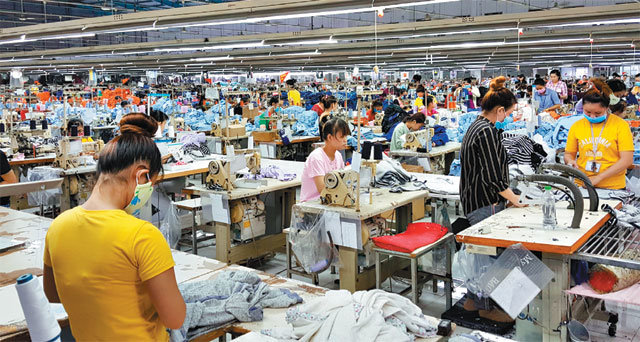 한국 의류봉제업체의 베트남 하노이 인근 공장에서 현지 근로자들이 작업을 하고 있다. 베트남은 올 상반기(1∼6월) 한국의 
해외직접투자 대상국 중 미국, 케이맨제도에 이어 투자액 3위에 올라 처음으로 중국을 넘어섰다. 한국무역협회 제공