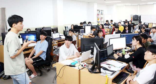 일본 글로벌 IT기업 소프트뱅크에서 근무하는 송한얼 씨(왼쪽)가 3일 모교인 영진전문대 강의실에서 일본IT기업주문반 후배들을 위한 취업 특강을 하고 있다. 영진전문대 제공