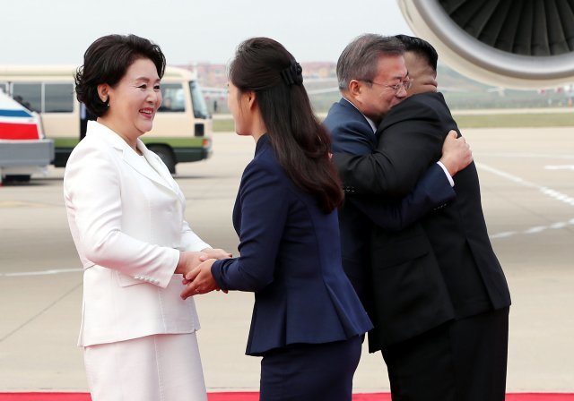 문재인 대통령과 부인 김정숙 여사가 18일 오전 평양 순안공항에 도착해 마중나온 김정은 국무위원장과 부인 리설주 여사와 인사하고 있다. 2018.9.18 / 평양사진공동취재단