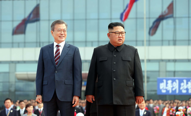 문재인 대통령이 18일 오전 평양 순안공항 도착한 뒤 마중 나온 김정은 국무위원장과 북한군 의장대를 사열하고 있다. 평양사진공동취재단