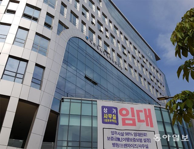 17일 대구 동구 봉무동 대구텍스타일콤플렉스 건물 외벽에 임대를 알리는 현수막이 붙어 있다. 이곳의 상업시설과 업무시설 전체 입주율은 77% 수준이다. 박광일 기자 light1@donga.com