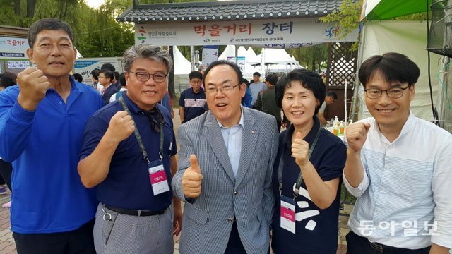 2018 천안흥타령 춤축제장에서 먹거리장터를 운영하는 천안시와 외식업지부, 운영위원회 관계자들이 15일 장터를 이용한 관광객들로부터 칭찬을 받자 기뻐하며 파이팅을 외치고 있다. 이기진 기자 doyoce@donga.com