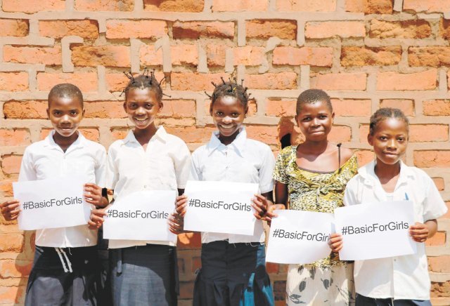 아프리카 여자 아이들이 ‘베이직 포 걸스’ 캠페인 문구가 쓰여진 새겨진 종이를 들고 포즈를 취하고 있다. 월드비전 제공