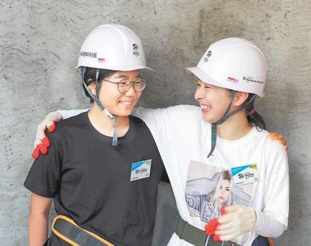 올 8월 강원도 삼척에서 저소득층을 위한 주택 건축 자원봉사에 참여한 고등학생들이 어깨동무를 하고 활짝 웃고 있다. 한국해비타트 제공