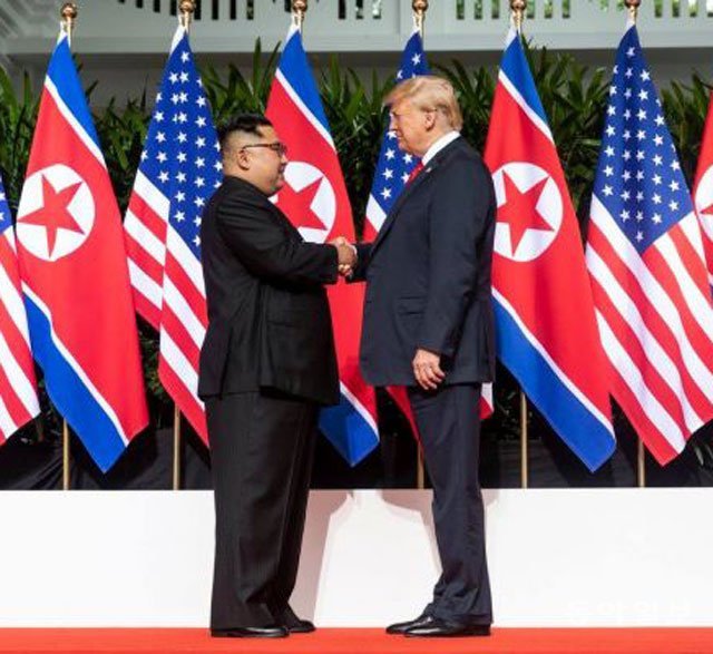 6월 12일 싱가포르에서 열린 북미 정상회담에서 김정은 국무위원장과 도널드 트럼프 미국 대통령이 처음 만나 악수를 나누고 있다. 동아일보 DB