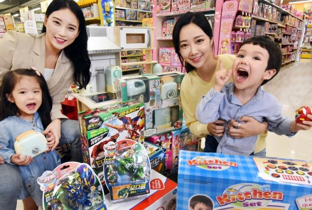 모델들이 19일 서울 등촌동 홈플러스 강서점에서 아동들과 함께 각종 완구 상품들을 선보이고 있다.