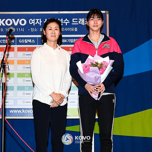 한국배구연맹(KOVO)의 2018~2019 여자부 신인드래프트에서 제1순위의 영광은 원곡고 센터 이주아(오른쪽)에게 돌아갔다. 사진제공｜KOVO