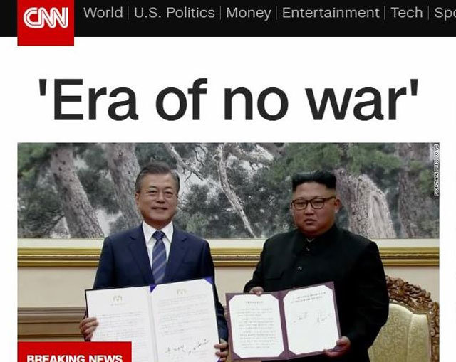 CNN “전쟁 없는 시대” 19일 남북 정상회담 공동 기자회견 결과를 속보로 보도한 미국 CNN 방송의
 웹사이트 모습. 문재인 대통령(왼쪽)과 김정은 북한 국무위원장이 공동선언문을 들고 있는 사진과 함께 ‘전쟁 없는 시대(Era 
of no war)’라는 제목을 달았다. CNN 홈페이지