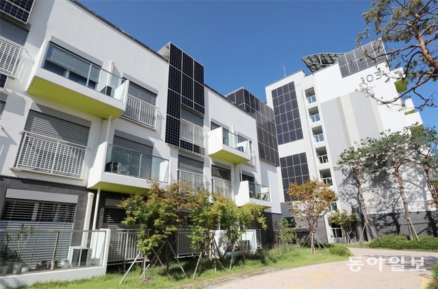 서울 노원구의 에너지제로주택 단지 모습. 건물 벽면과 지붕에 설치된 태양광 패널을 통해 생산하는 에너지로 전력 소비량의 상당 
부분을 충당하고 있다. 테라스 밖에 설치된 전동 블라인드는 일조량을 조절함으로써 실내 온도 유지를 도와 에너지 소비를 줄여준다. 
전영한 기자 scoopjyh@donga.com