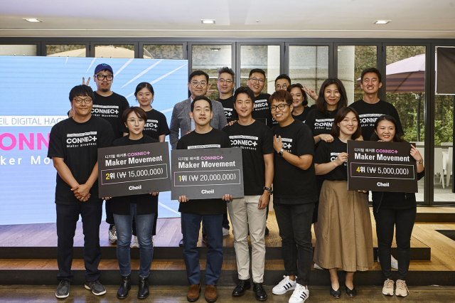 지난 19일 서울 한남동 제일기획 사옥에서 열린 디지털 해커톤 발표회에서 유정근 사장과 해커톤 참가자들이 기념 촬영을 하고 있다.(제일기획 제공)