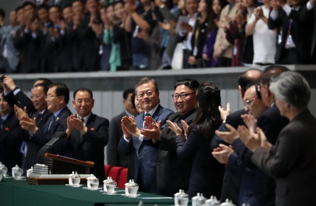 문재인 대통령과 김정은 북한 국무위원장이 19일 밤 평양 5.1경기장에서 열린 대집단체조와 예술공연 ‘빛나는 조국’을 관람한 뒤 함께 박수를 치고 있다. © News1 평양사진공동취재단