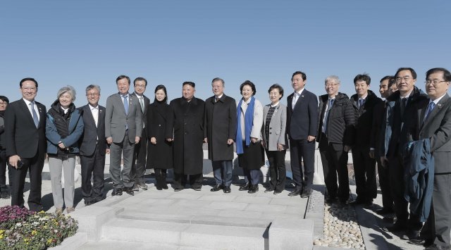 문재인 대통령과 김정숙 여사, 김정은 북한 국무위원장과 리설주 여사가 20일 오전 백두산 정상인 장군봉에 올라 수행원들과 기념촬영을 하고 있다. 2018.9.20/뉴스1 © News1 평양사진공동취재단