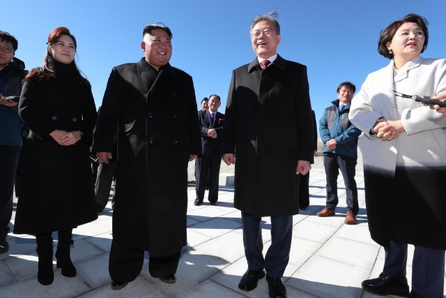 문재인 대통령과 김정은 북한 국무위원장이 20일 백두산 장군봉에 올라 대화하고 있다. 2018.9.20/뉴스1 © News1 평양사진공동취재단