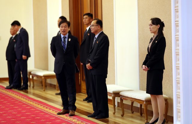 평양 남북정상회담 둘째 날인 19일 오전 문재인 대통령과 김정은 국무위원장이 2차 정상회담을 가진 평양 백화원 영빈관에서 포착된 조용원 노동당 조직지도부 부부장(가운데). 오른쪽은 김여정 노동당 제1부부장. 2018.9.19/뉴스1 © News1 평양사진공동취재단