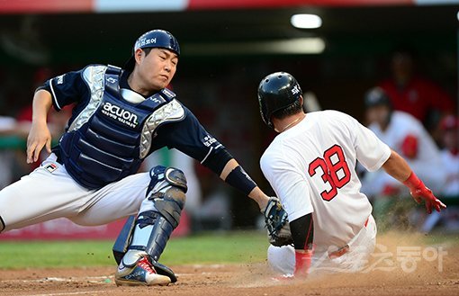 두산 베어스의 강점은 탄탄한 선발진, 강력한 타선과 함께 타 팀을 압도하는 수비력이다. 유일한 대항마로 꼽히는 SK 와이번스가 포스트시즌에서 특유의 장타력뿐 아니라 세밀한 야구에서 어떠한 완성도를 보여주느냐가 포인트다. 사진은 SK전에서 홈으로 쇄도하는 상대 주자를 태그하고 있는 두산 안방마님 양의지(왼쪽). 스포츠동아DB