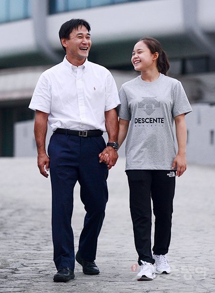 세상에서 가장 자랑스러운 아빠와 사랑스러운 딸이 손을 꼭 잡은 채 수원실내체육관 주변을 산책하고 있다. 2018자카르타-팔렘방아시안게임에서 금메달을 획득한 딸 여서정은 아빠 여홍철 못지않은 훌륭한 선수가 될 것을 약속했다. 수원｜김종원 기자 won@donga.com