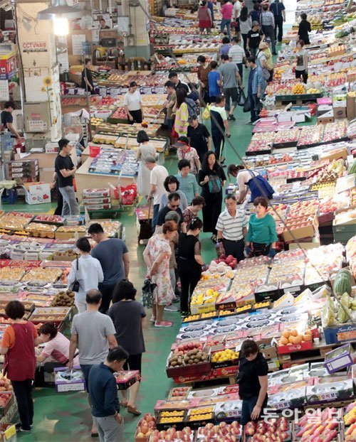 붐비는 농산물시장 20일 부산 해운대구 반여농산물시장이 제수용품을 사려는 시민들로 붐비고 있다. 박경모 기자 momo@donga.com