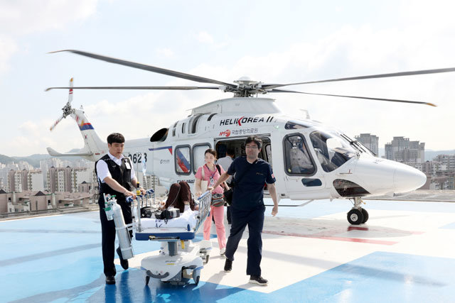 항공의료팀이 길병원 응급의료센터 옥상에 착륙한 닥터헬기에서 환자를 내려 응급실로 옮기고 있다. 가천대 길병원 제공