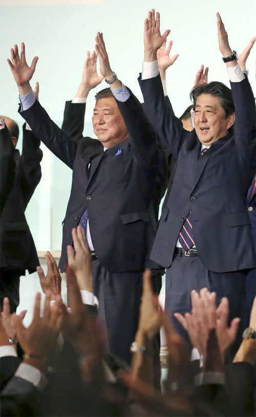 만세 부르는 아베 아베 신조 일본 총리(오른쪽)가 20일 자민당 총재선거에서 승리한 뒤 패배한 이시바 
시게루 전 자민당 간사장(왼쪽)과 함께 도쿄 당사에서 만세를 부르고 있다. 2021년 9월까지 집권할 수 있게 된 아베 총리는 
내년 11월이면 일본 역대 최장수 총리가 된다. 도쿄=AP 뉴시스