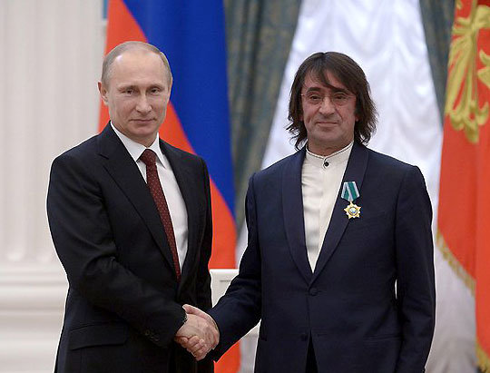2014년 3월 블라디미르 푸틴 러시아 대통령(왼쪽)이 소치 겨울올림픽 홍보대사로 활동했던 유리 바시메트를 크렘린궁으로 초청해 악수를 나누는 모습. 크렘린궁 웹사이트