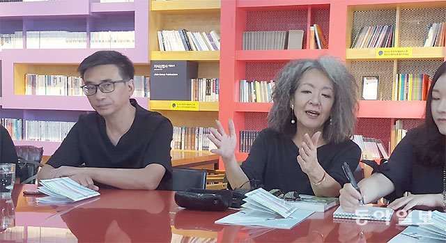 중국 난징 ‘셴펑서점’의 첸샤오화 대표(왼쪽)와 일본 어린이 책 전문서점 ‘크레용하우스’의 오치아이 게이코 대표는 “서점을 통해 사회에 기여하는 방법을 늘 고민하고 있다”고 말했다. 파주=조종엽 기자 jjj@donga.com
