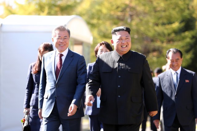 문재인 대통령이 20일 삼지연초대소를 방문해 김정은 국무위원장과 산책을 하며 대화하고 있다. © News1 평양사진공동취재단