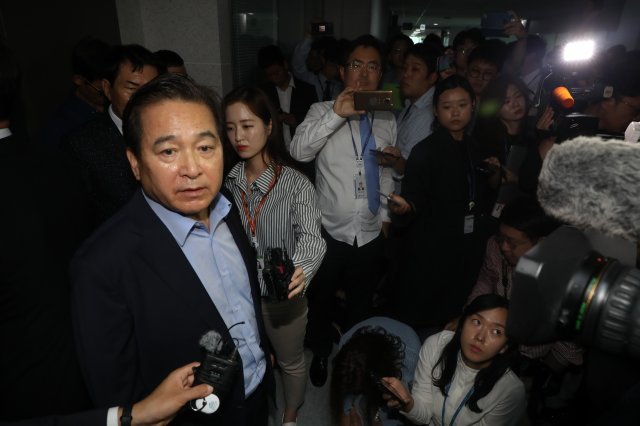 검찰이 21일 오전 비공개 예산 정보의 무단 열람·유출 의혹 혐의로 국회 의원회관에 있는 심재철 자유한국당 의원실을 압수수색 중이다. 심 의원이 자신의 사무실 앞에서 취재진과 인터뷰를 하고 있다. © News1