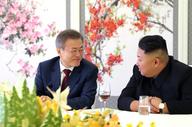 문재인 대통령과 부인 김정숙 여사, 김정은 국무위원장과 부인 리설주 여사가 20일 삼지연초대소에서 오찬을 하고 있다. 평양사진공동취재단