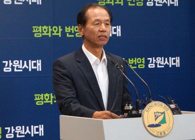 최문순 강원도지사가 21일 강원도청 브리핑룸에서 기자회견을 열고 최근 평양공동선언에 대한 강원도 대응 계획을 설명하고 있다. 그는 “산림분야 협력사업이 가장 빨리 실현될 것”이라고 말했다. 2018.9.21/뉴스1 © News1