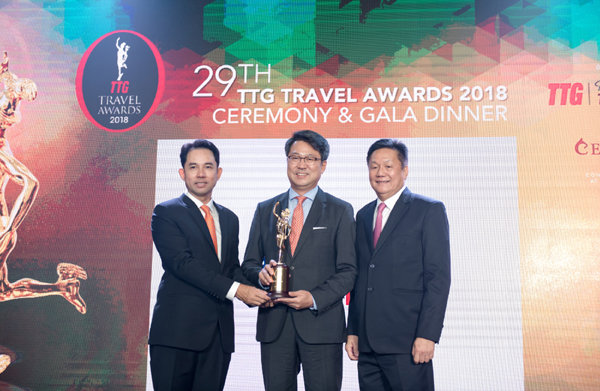 태국 TTG 시상식에 참석한 롯데관광개발 백현 대표(가운데)가 기념촬영을 하고 있다. 사진=롯데관광개발 제공