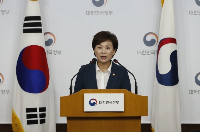 김현미 국토교통부 장관이 21일 오전 서울 세종대로 정부서울청사 별관에서 ‘수도권 주택공급 확대방안’을 발표하고 있다. 국토교통부는 이날 발표를 통해 수도권 공공택지 확보를 통한 30만호 추가공급, 신혼희망타운 조기 공급, 도심 내 주택공급 확대 등의 방안 추진계획을 밝혔다. © News1
