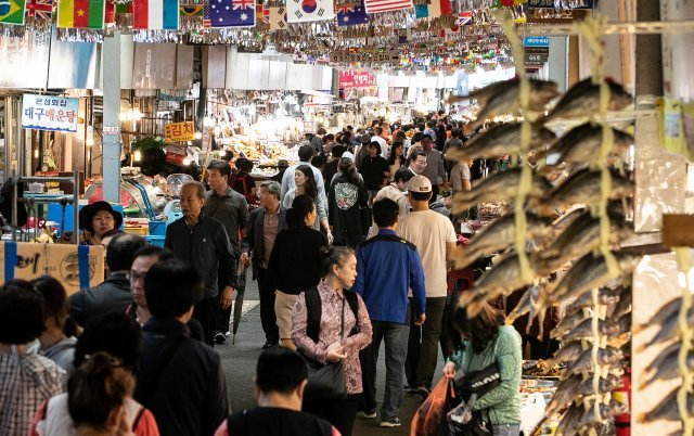 추석을 앞둔 21일 오후 서울 종로구 광장시장을 찾은 시민들이 제수용품을 둘러보고 있다. 뉴스1