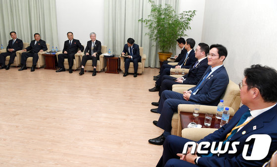 이재용 삼성전자 부회장 등 경제인들이 18일 인민문화궁전에서 열린 리용남 북한 내각부총리와 면담하기 위해 자리에 앉아있다. 방북 경제계 인사들운 19일 북한 산업 현장으로 처음 양묘장을 찾았다. 평양사진공동취재단