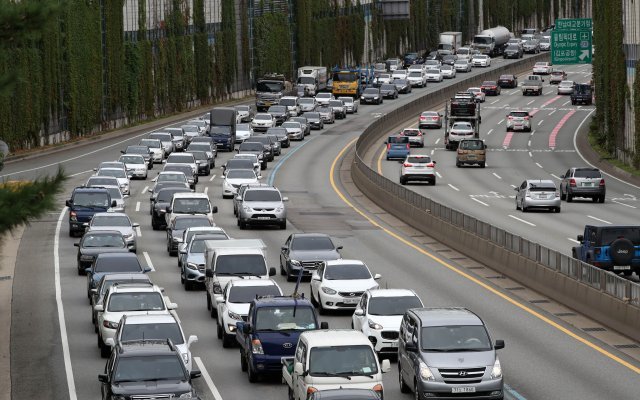 추석 연휴를 하루 앞둔 21일 오후 서울 경부고속도로 잠원 IC 부산방향이 정체를 빚고 있다. 2018.9.21/뉴스1 © News1