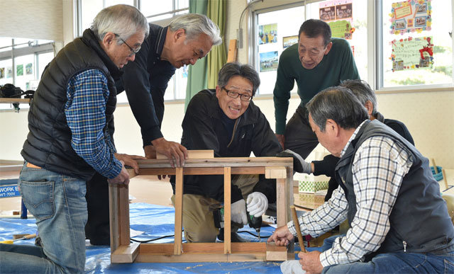 치매 환자 시도타니 도시유키 씨(왼쪽에서 세 번째)가 ‘이쿠이쿠 히로바’ 동아리 회원들과 함께 나무를 잘라 계단식 의자를 만들고 있다. 다키자와 미호코 기자