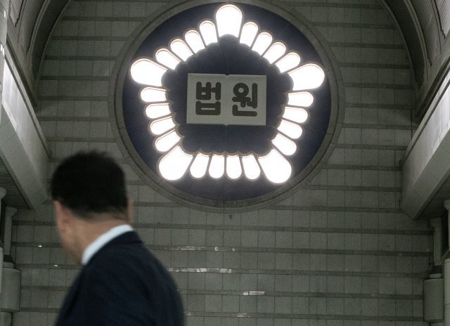 서울 서초구 서울중앙지방법원에서 직원들이 오가고 있다. 2018.6.4/뉴스1 © News1